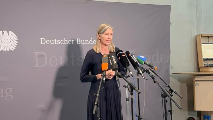 Dr. Ann-Veruschka Jurisch gibt ein Statement im Deutschen Bundestag ab am Rande der Befragung von Angela Merkel im Untersuchungsausschuss